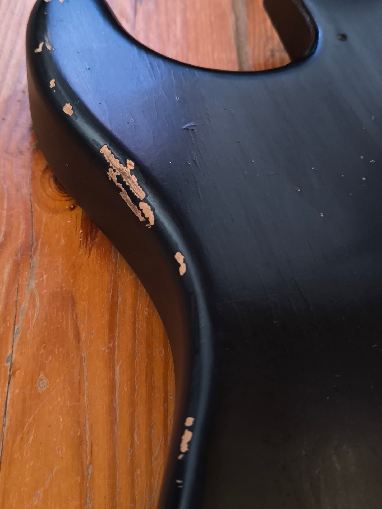 Cuerpo estilo Stratocaster®. Aliso Americano 1 pieza. Black Gloss. Nitro. 1,75kg