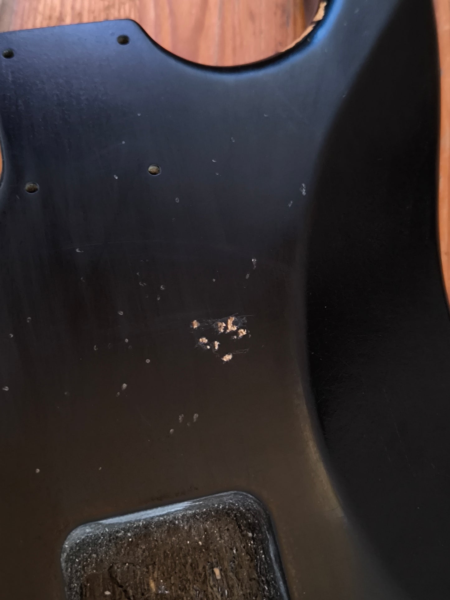 Cuerpo estilo Stratocaster®. Aliso Americano 1 pieza. Black Gloss. Nitro. 1,75kg
