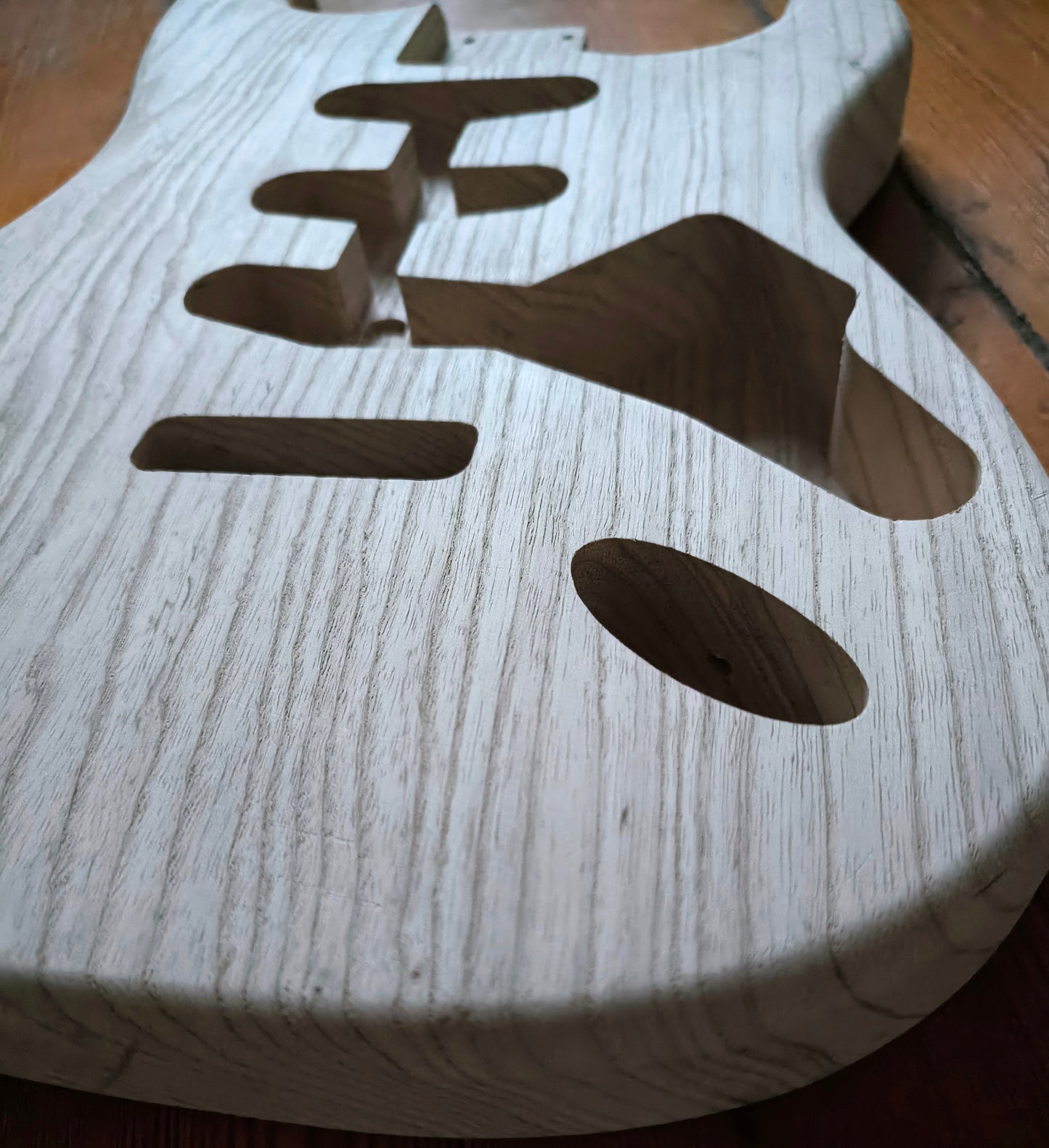 Cuerpo estilo Stratocaster®. Fresno Americano 1 pieza.  1,85 kg. UNFINISHED.