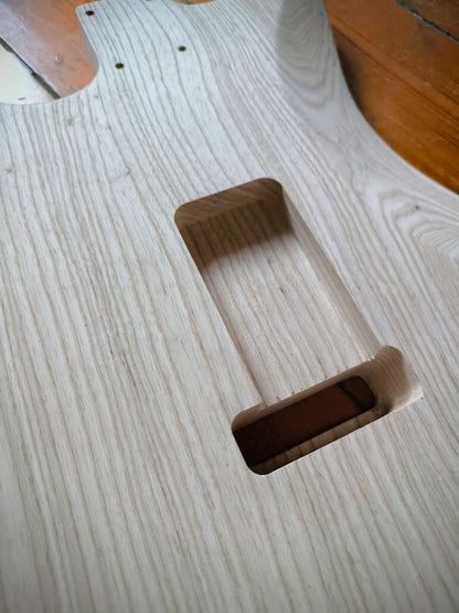 Cuerpo estilo Stratocaster®. Fresno Americano 1 pieza.  1,85 kg. UNFINISHED.