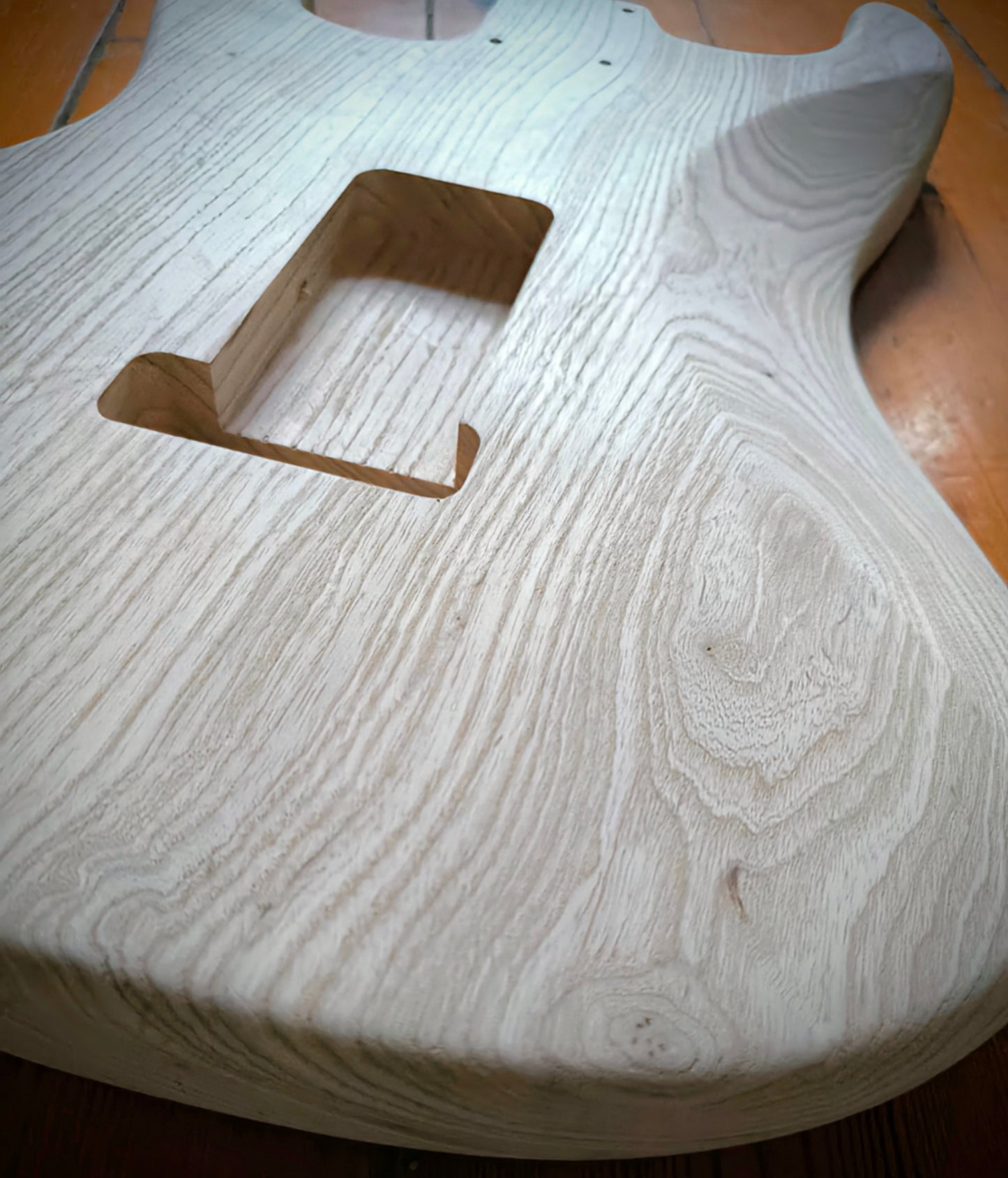 Cuerpo estilo Stratocaster®. Fresno Americano 1 pieza.  1,85 kg. UNFINISHED.