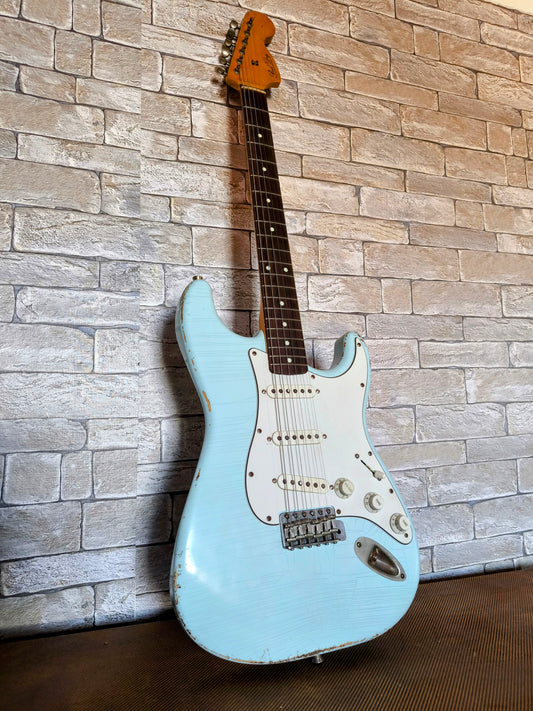 Stratocaster relic guitar Sonic blue.