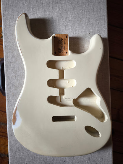 Cuerpo Stratocaster® Body. Aged White. Aliso 2 piezas. Nitro Finish.