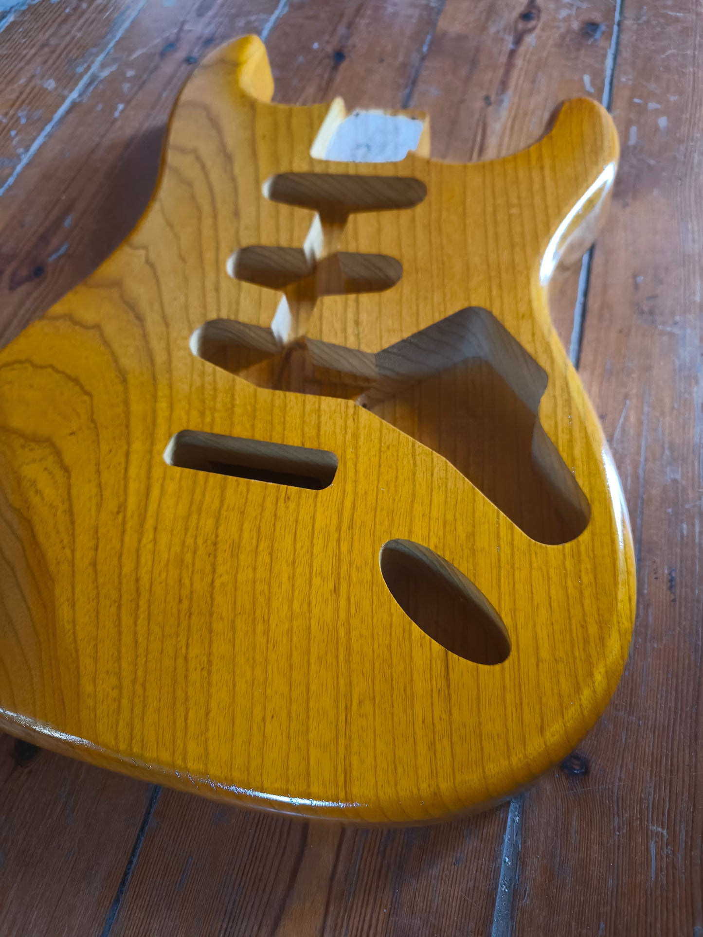 Cuerpo estilo Stratocaster®. Fresno Americano 1 pieza. 2kg. Butterscocth. Nitro.