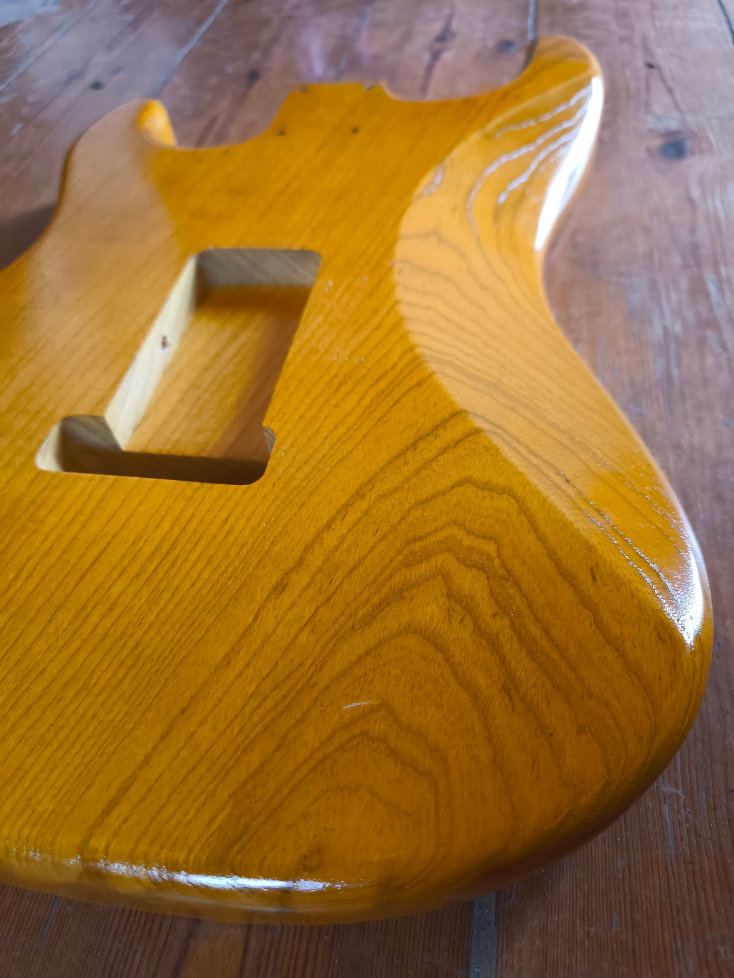 Cuerpo estilo Stratocaster®. Fresno Americano 1 pieza. 2kg. Butterscocth. Nitro.