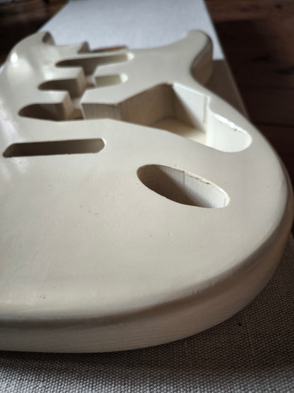 Cuerpo Stratocaster® Body. Aged White. Aliso 2 piezas. Nitro Finish.