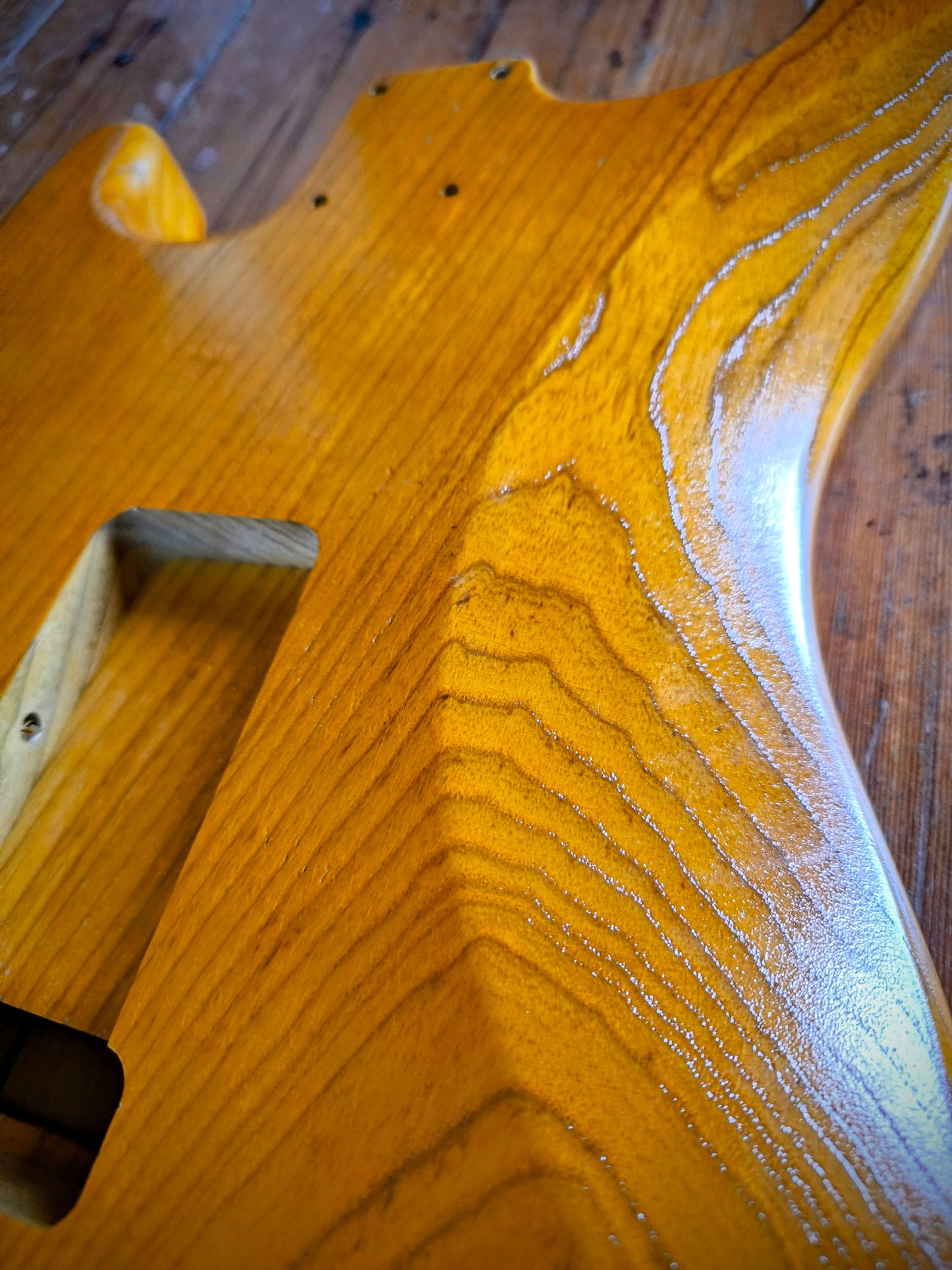 Cuerpo estilo Stratocaster®. Fresno Americano 1 pieza. 2kg. Butterscocth. Nitro.