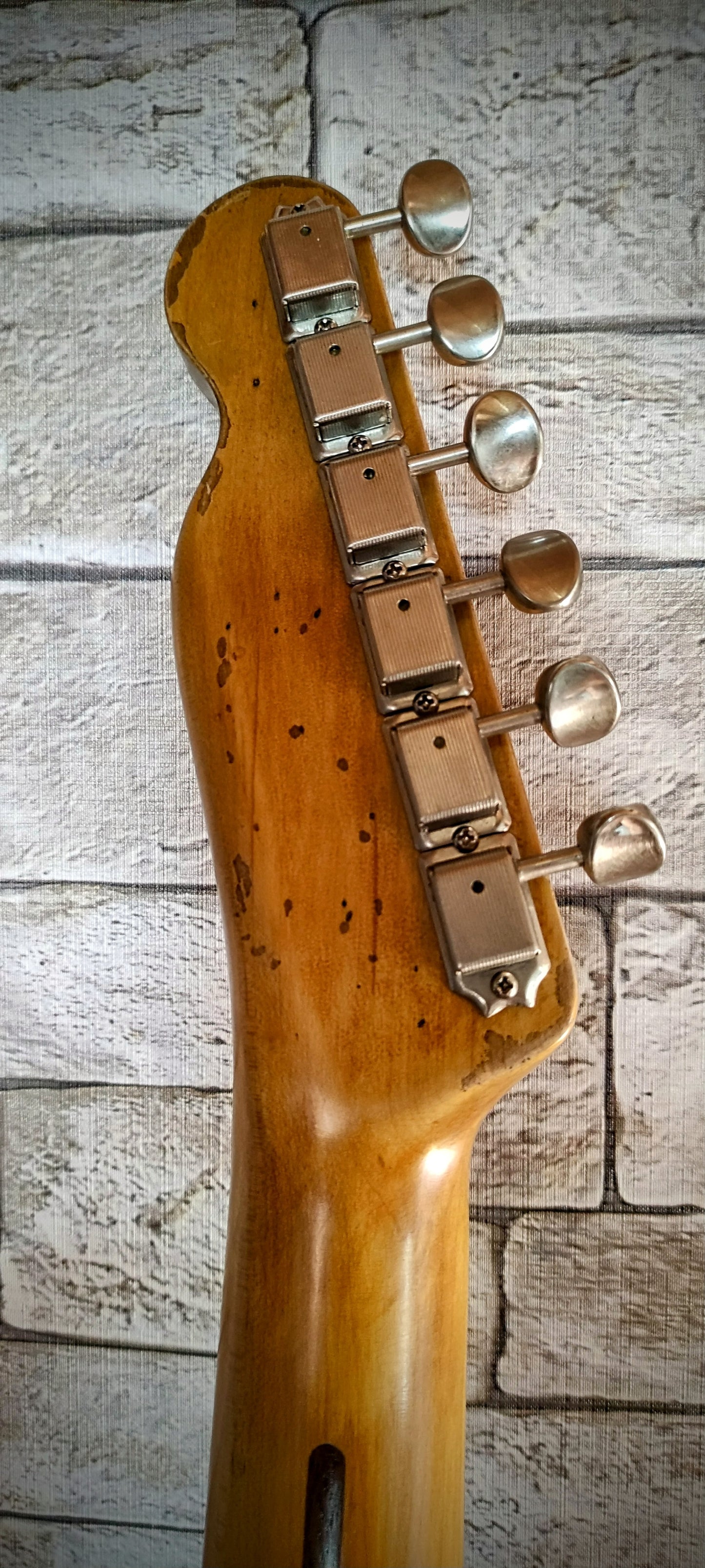 Telecaster® 59 style electric guitar. Swamp ash. Relic Aged guitar. 3TS. Medium relic. Hard Case Gator included.