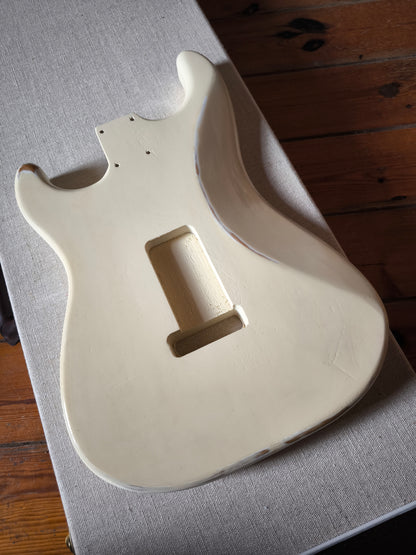 Cuerpo Stratocaster® Body. Aged White. Aliso 2 piezas. Nitro Finish.