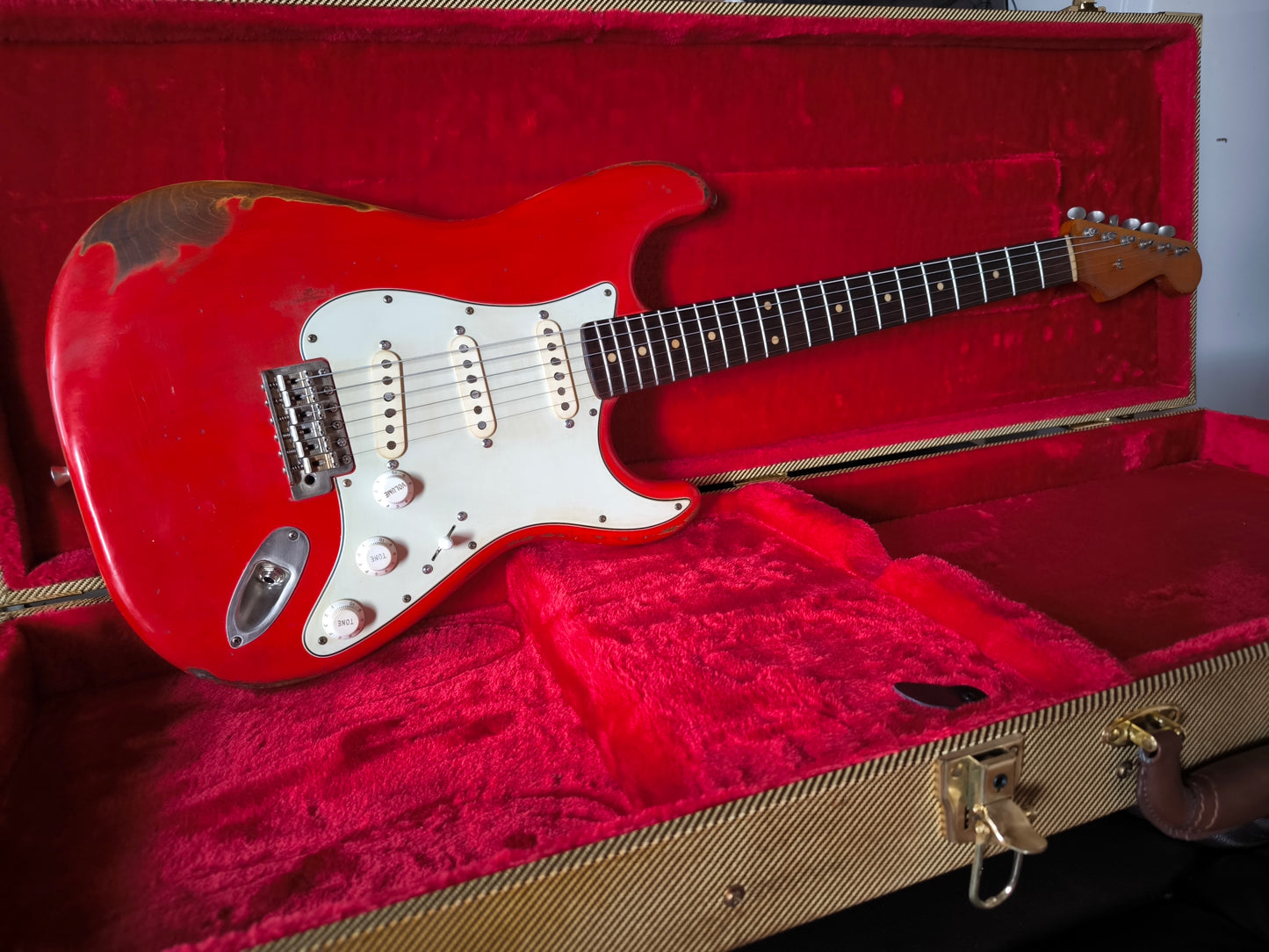 Bad Dog Custom Guitars 62 Stratocaster style. Fiesta Red. Nitro finish. Aged Tweed Case. Stratocaster Fiesta Red.