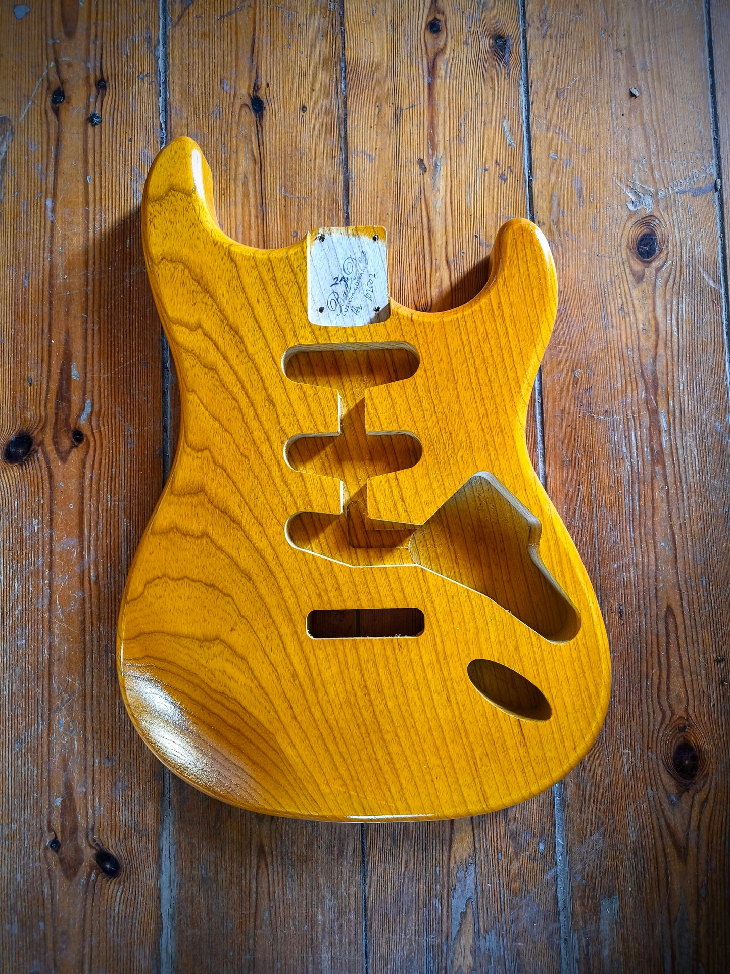 Cuerpo estilo Stratocaster®. Fresno Americano 1 pieza. 2kg. Butterscocth. Nitro.
