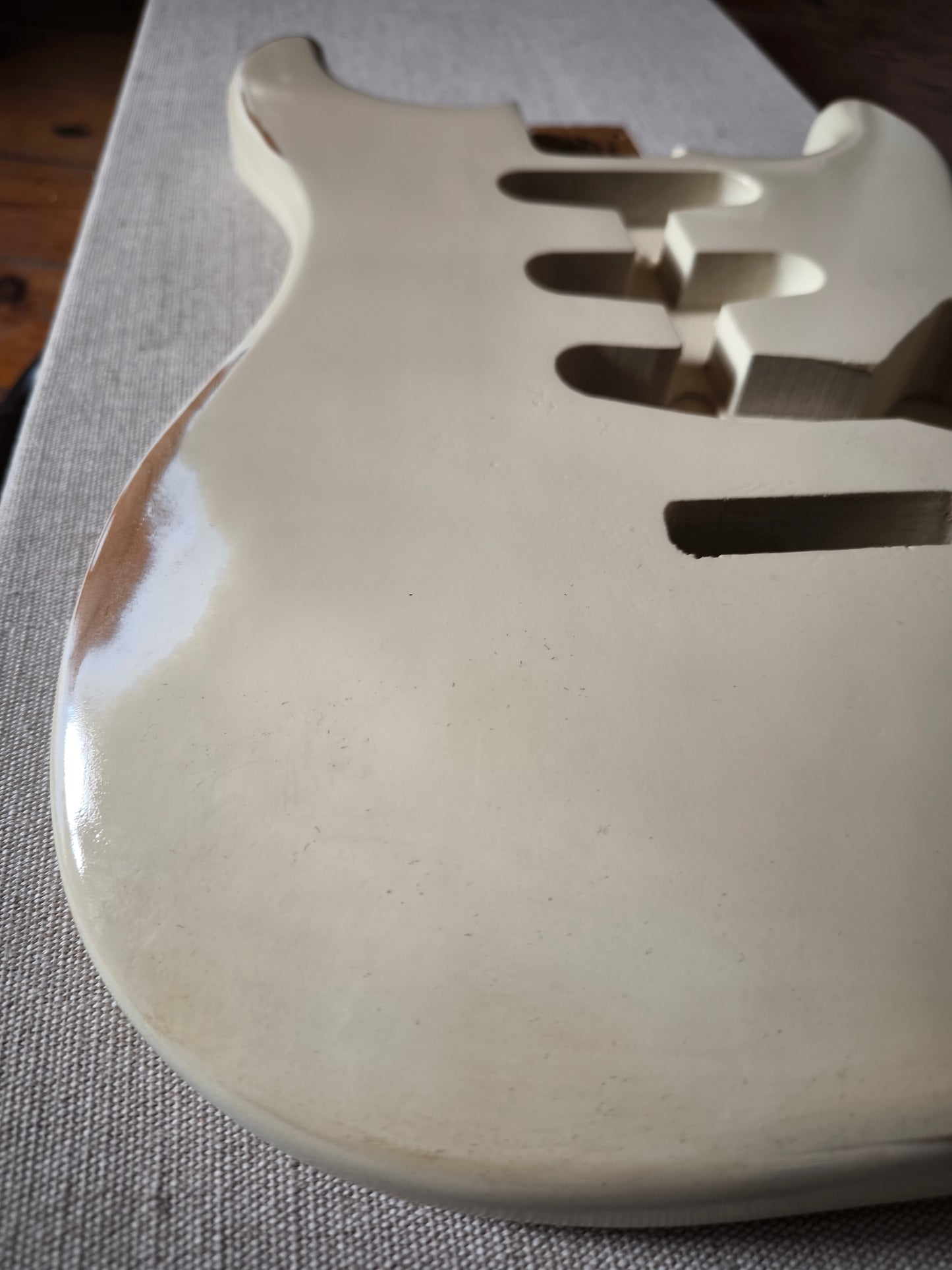 Cuerpo Stratocaster® Body. Aged White. Aliso 2 piezas. Nitro Finish.