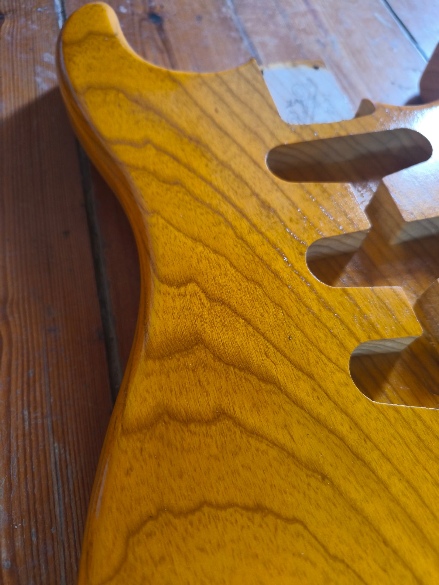 Cuerpo estilo Stratocaster®. Fresno Americano 1 pieza. 2kg. Butterscocth. Nitro.