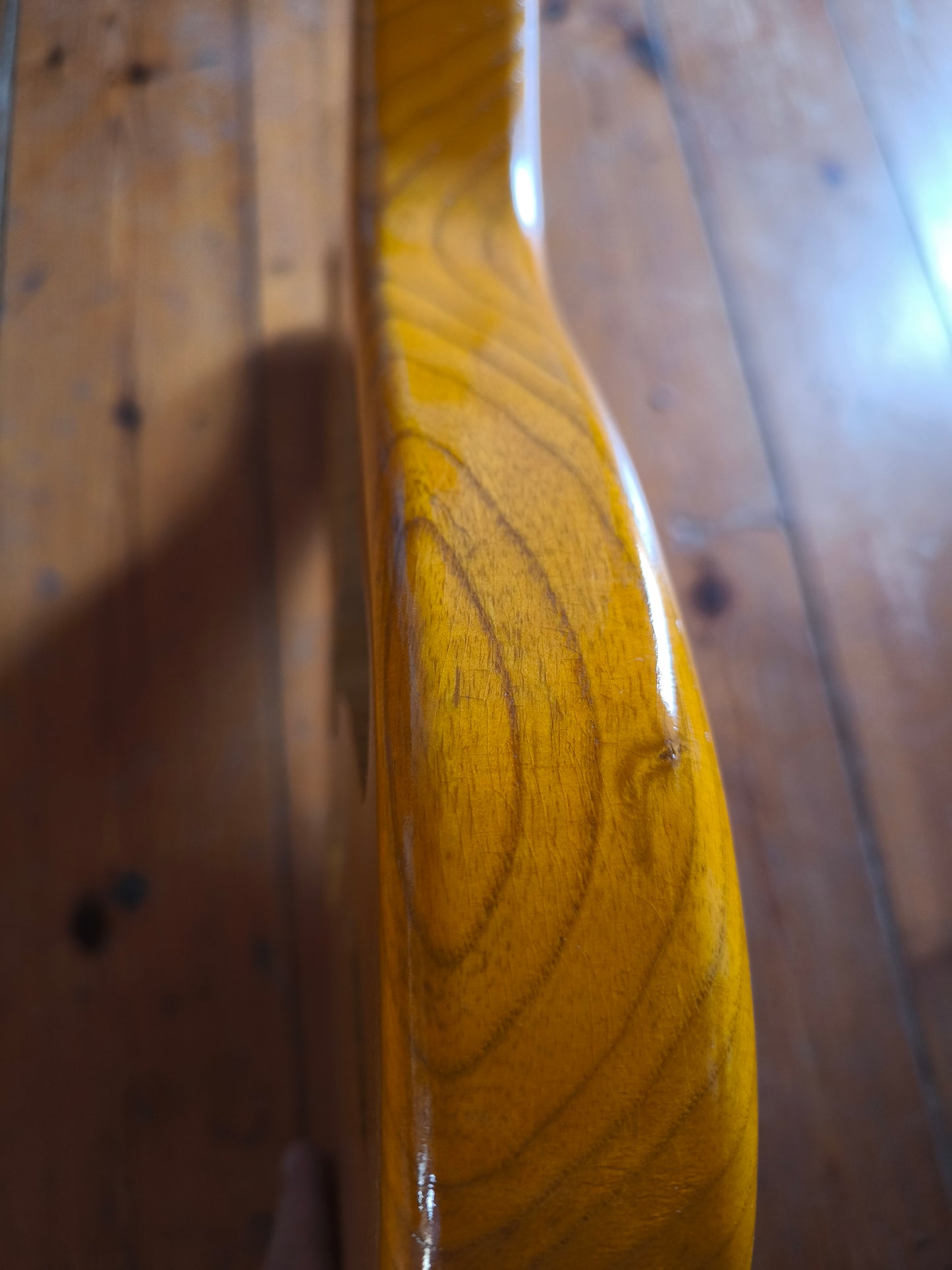 Cuerpo estilo Stratocaster®. Fresno Americano 1 pieza. 2kg. Butterscocth. Nitro.