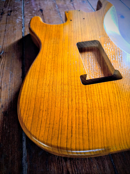 Cuerpo estilo Stratocaster®. Fresno Americano 1 pieza. 2kg. Butterscocth. Nitro.