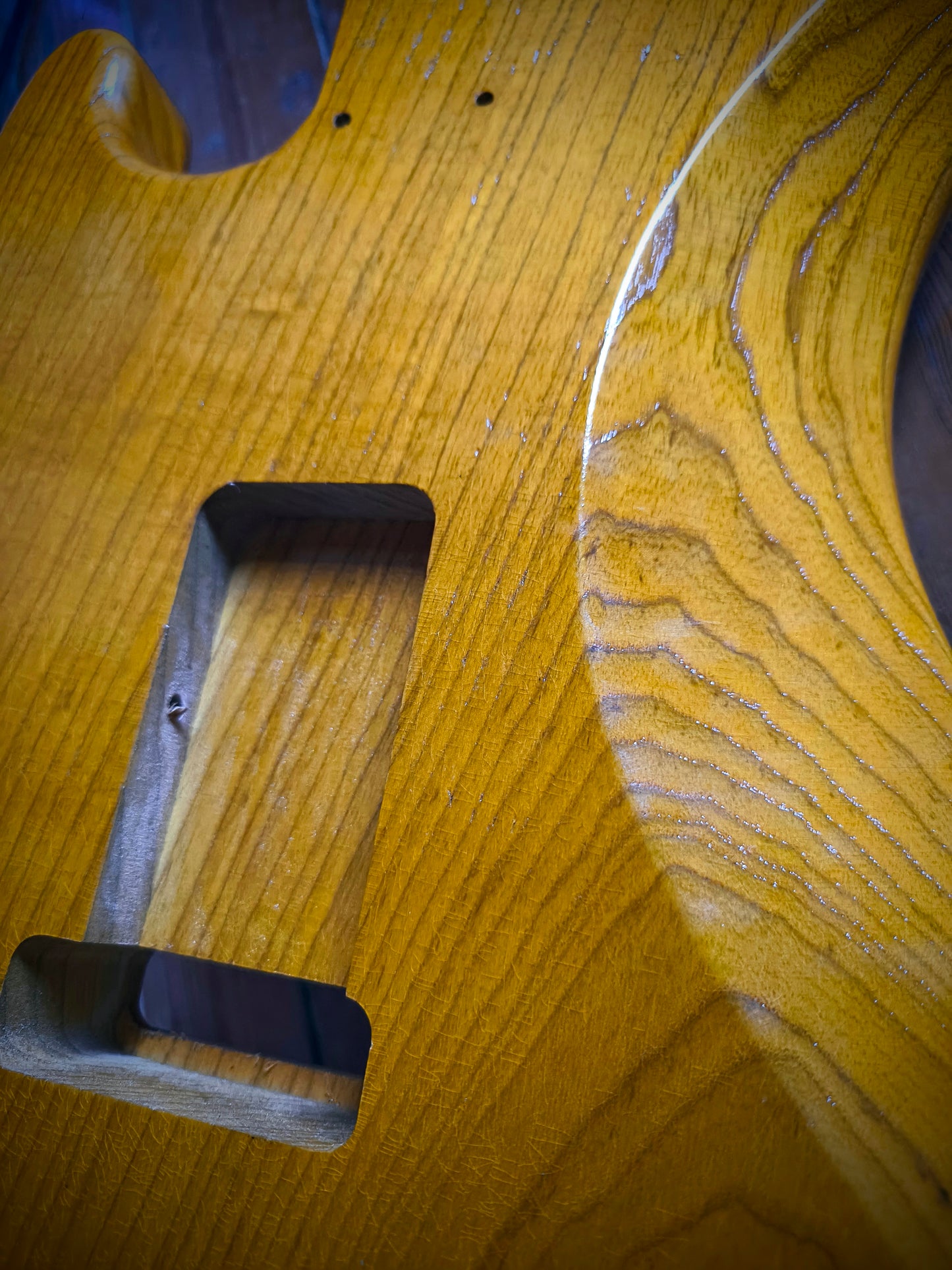 Cuerpo estilo Stratocaster®. Fresno Americano 1 pieza. 2kg. Butterscocth. Nitro.