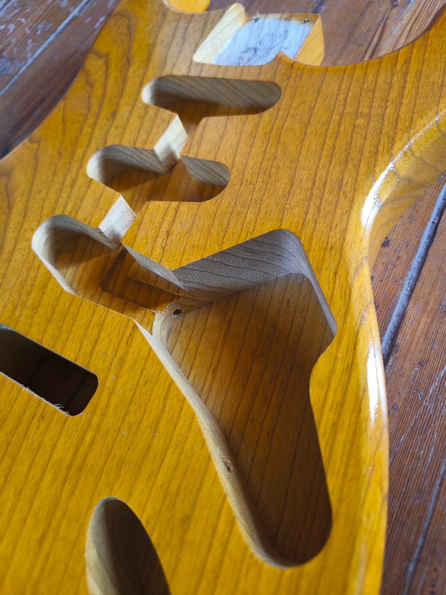 Cuerpo estilo Stratocaster®. Fresno Americano 1 pieza. 2kg. Butterscocth. Nitro.