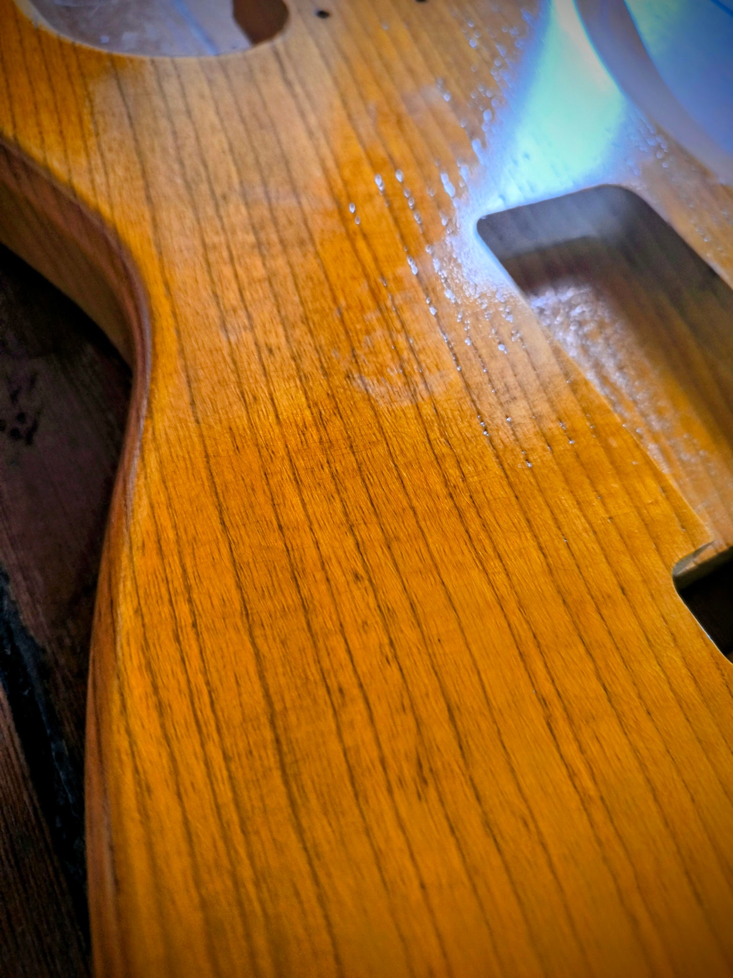 Cuerpo estilo Stratocaster®. Fresno Americano 1 pieza. 2kg. Butterscocth. Nitro.