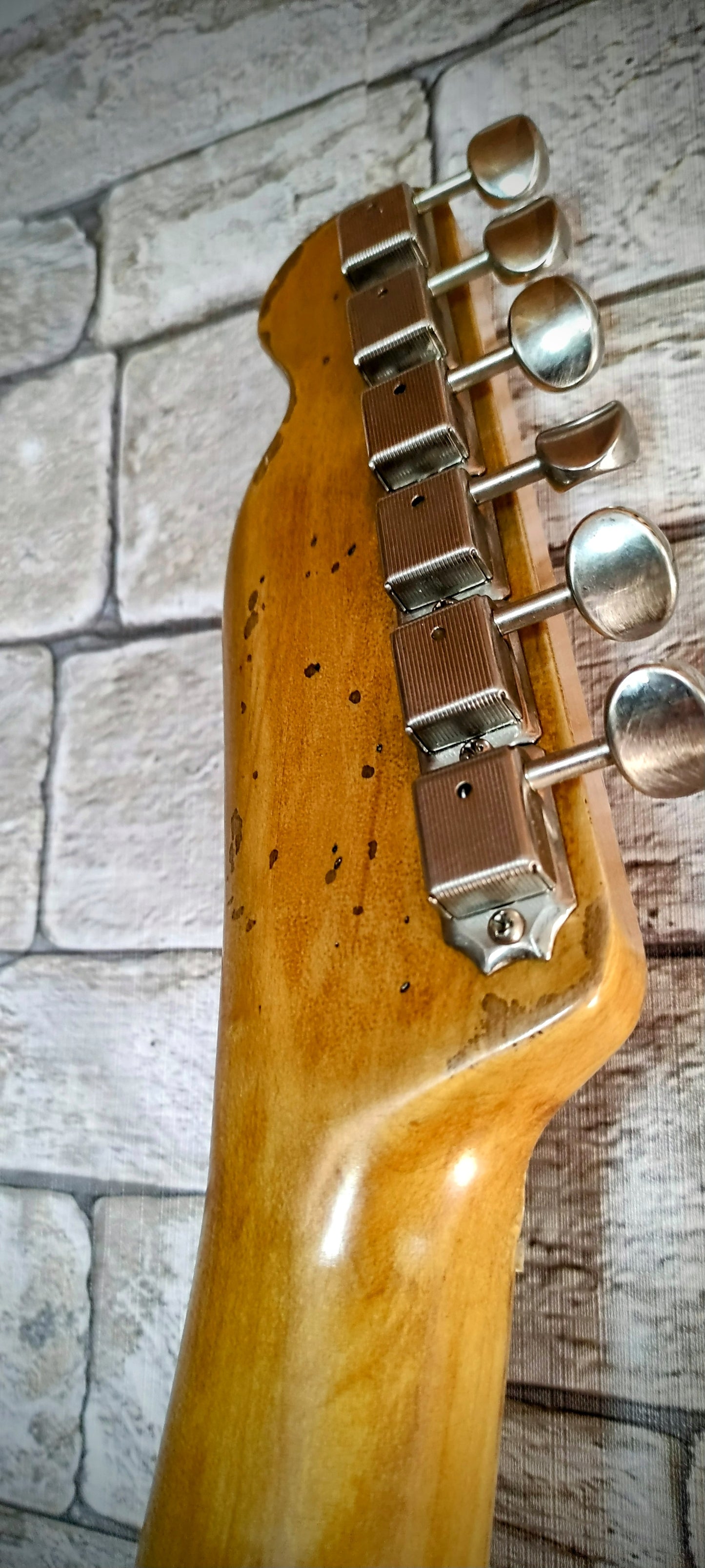 Telecaster® 59 style electric guitar. Swamp ash. Relic Aged guitar. 3TS. Medium relic. Hard Case Gator included.